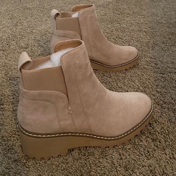 Dolce Vita Shoes - Brand new size 7 tan/cream dolce vita Chelsea boot